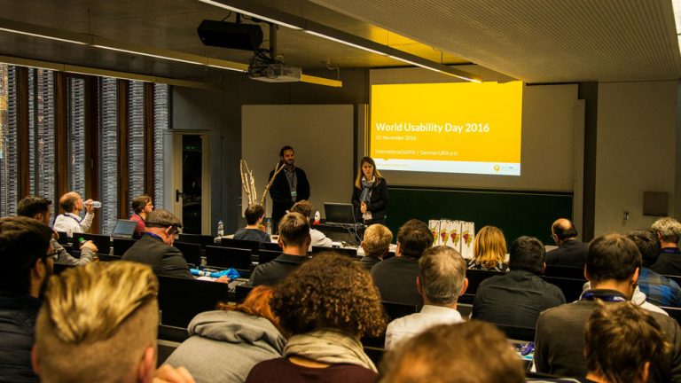 Foto: Frau Constanze Richter und Herr Carsten Menzel bei der Eröffnung des WUD 2016 vor einem gefüllten Hörsaal