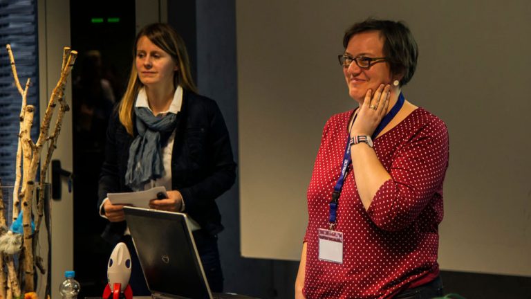 Foto: Frau Constanze Richter und Frau Hartmann-Menzel lächeln ins Publikum beim WUD 2016
