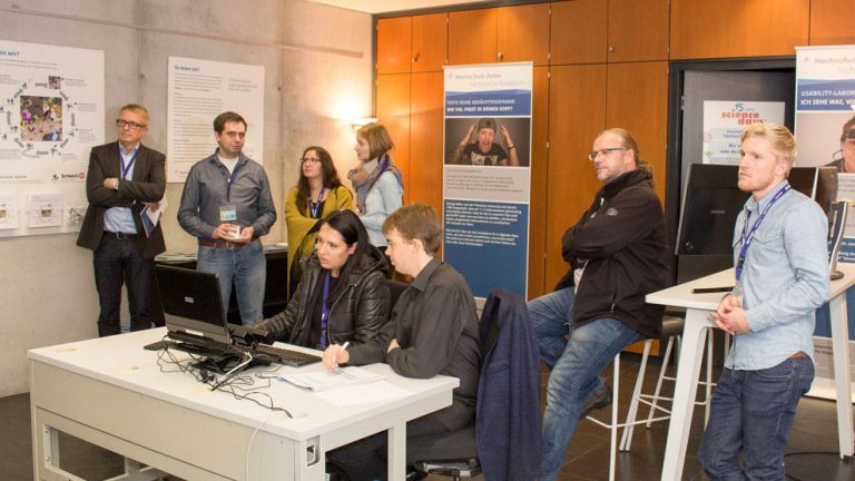Foto: mehrere Personen unterhalten sich beim WUD 2016
