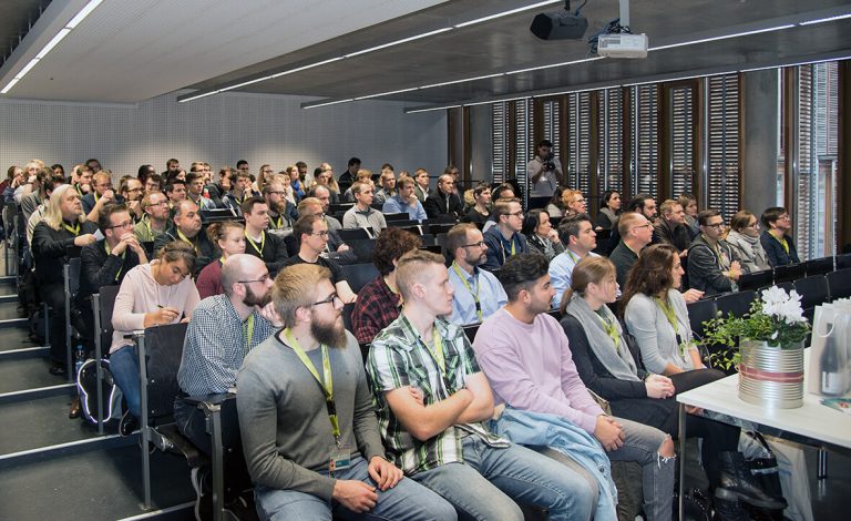Foto: Voller Hörsaale beim WUD 2017 - Foto von vorne ins Publikum