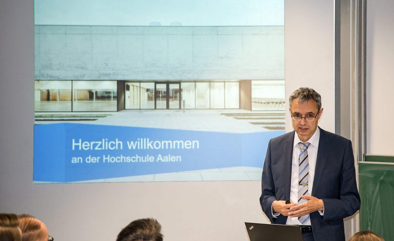 Foto Herr Schneider bei der Eröffnung des WUD 2017 vor Zuhörern
