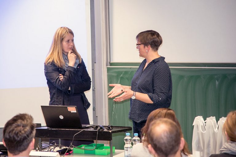 Frau Richter und Frau Harmann-Menzel sprechen vor Zuhörern beim WUD 2017