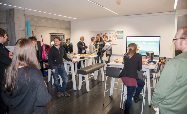 Foto: Teilnehmer am Buffet beim WUD 2017
